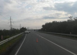 Еще один водитель ранним утром уснул на трассе за рулем и отправил к хирургам пассажирку-пенсионерку