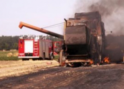 На окраине села в Камышинском районе сгорел Комбайн «Енисей»