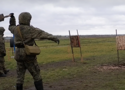 Камышан на полигоне под Волгоградом научили метать ножи и лопатки на случай ближнего боя и бесшумного поражения противника