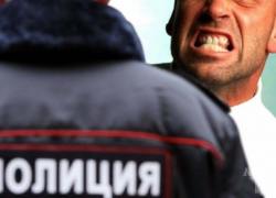 В Камышине буйный молодой человек укусил за палец полицейского и направлен в психиатрическую больницу