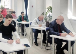 Спикер Камышинской городской думы Владимир Пономарев опять написал диктант - вместе с другими стремящимися к грамотности чиновниками
