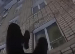 36-летний камышанин выпал из окна шестого этажа и чудом остался жив