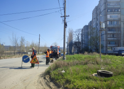 В Камышине рабочий десант "зашел" с дорожным ремонтом на улицу Воинов-интернационалистов на 3-м городке