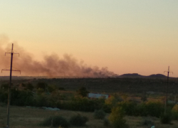 От гор Ушей к Камышину движется стена дыма от степного пожара