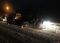 Молодая женщина на "ВАЗе" чудом выжила, потеряв управление и врезавшись в грейдер