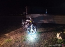 Вечером водитель мопеда "Ягуар" врезался в тракторный прицеп и погиб на месте