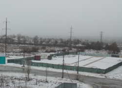 В Камышине собственник участка под "картофельной" ярмаркой на третьем городке принялся за стройку