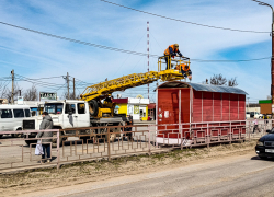 Остановке на "Молодежке" в Камышине повезло: ей восстановили "крышу"