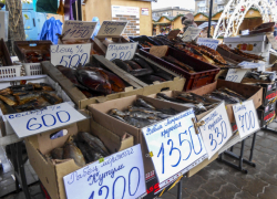 Оперативники разбираются с бизнесменом и его подпольной копченой и вяленой рыбой