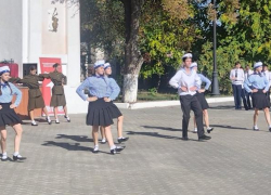 В Камышине спикер Владимир Пономарев сказал речь новоиспеченным студентам колледжа, а они сплясали