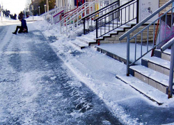 На необходимость отобрать у чиновников машины ради качественной уборки городов намекнул депутат 