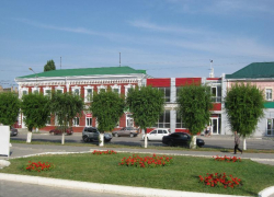 Меньше чем за три недели до выборов в Госдуму рейтинги "Единой России"  обрушились, а "Справедливой России" выросли