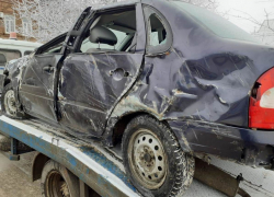 На трассе между Камышином и Волгоградом молодая женщина за рулем чудом выжила в машине, ставшей грудой железа