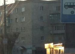 Камышане в соцсетях возмущаются автохамом, демонстративно устроившим остановку под запрещающим знаком