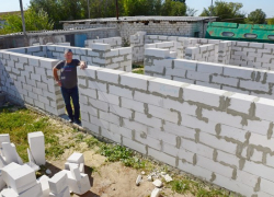 На ферме Андрея Липпардта в Камышинском районе поднимается дом животноводов