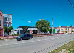 Не пойму, что мешает администрации Камышина иметь нормальные газоны, а не "проплешины" хотя бы на центральных улицах, - камышанка