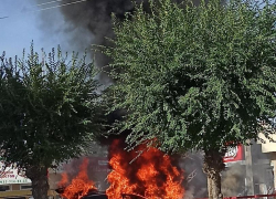 Появилось жутковатое видео сгоревшего в огромном столбе пламени автомобиля на улице Ленина в Камышине (ВИДЕО)