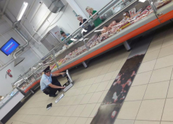 В Камышине мужчина с ножом  напугал работников магазина и покупателей 