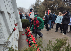 В парке Комсомольцев-добровольцев камышане поклонились памяти защитников Сталинграда