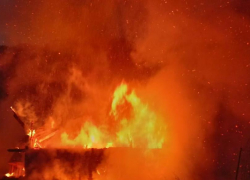 В городе Петров Вал Камышинского района из-за замыкания электропроводки вспыхнули комната и балкон, есть пострадавший