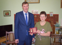 Первый заместитель главы Камышина Дмитрий Резвов вручил памятные знаки камышанам - "жителям осажденного Сталинграда"