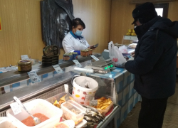 В Камышине в ЦКД "Дружба" на распродажу камчатской красной рыбы пришло посетителей больше, чем на театральную премьеру