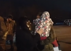 Военкор показал, как радостно встречали вернувшихся из зоны СВО на побывку бойцов из Волгоградской области, - "Блокнот Волгограда" (ВИДЕО) 