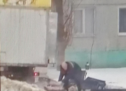 В Камышине из-за нечищеных дорог хлебовозка растеряла батоны и обваляла их в грязном снегу (ВИДЕО)