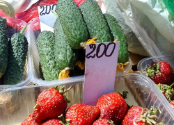 В Камышине привозная клубника потеряла товарный вид, но камышане не спешат покупать ее и после уценки