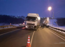 На дороге между Камышином и Волгоградом пенсионер за рулем "Нивы" не смог развернуться и врезался в грузовик "Вольво"