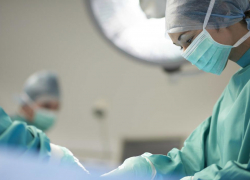 "Киа Рио" самопроизвольно двинулась и наехала на хозяина