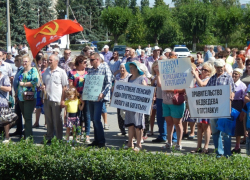 Директор муниципального камышинского медиахолдинга Евгения Поспелова и главред "Диалога" Виктория Кадацкая решили, что объявление о митинге камышан против пенсионной реформы "не достойно" первой страницы газеты