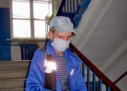 Как в Камышине проводят "партизанскую" дезинфекцию-пятиминутку в подъездах