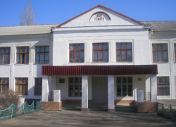 В Камышине саратовец - наблюдатель от КПРФ вырывался из участка в здании бывшей школы №1 параллельно с вызовом "скорой"