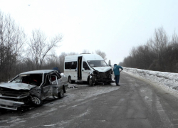 Сегодня под Жирновском молодой водитель на отечественной легковушке врезался на "встречке" в микроавтобус: пятеро пострадавших