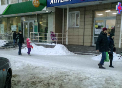 "Господа из "Благоустройства", у вас там уже лето, что ли, наступило? А городские дороги все в снежной каше!" - камышанка