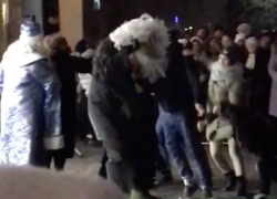 В новогоднюю ночь загулявшая молодежь избила Деда Мороза, - "Блокнот Волжского" (ВИДЕО)