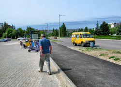 В Камышине "умная остановка" в 3-м микрорайоне "обзавелась" обновленным тротуаром