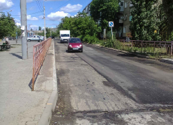 В Камышине на улице Мира открыли проезд по половине дороги