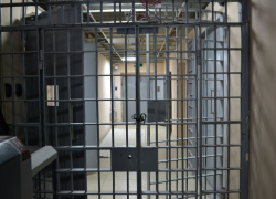 В Камышине агрессивному арестованному, постоянно набрасывающемуся на сотрудников учреждений исполнения наказаний, назначена психиатрическая экспертиза