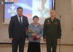 Женщины в темном принимают ордена за своих ненаглядных: в Волгограде 22 ноября передают награды погибших в СВО, в том числе камышан (ВИДЕО)