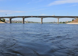 Камышане испугались за жизнь подростков, путешествующих по перилам Бородинского моста