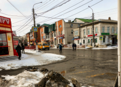 Вот валило "Благоустройство" всю зиму снег на тротуары, а теперь любуемся этими грязными глыбами! - камышанка