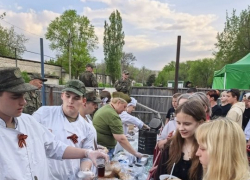 В городском парке Камышина гуляющие в ожидании фейерверка с аппетитом съели несколько "котлов" солдатской каши (ВИДЕО)