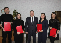 13 января глава Камышина Станислав Зинченко взял стопу грамот "имени себя" и понес вручать их  в газету своей племянницы