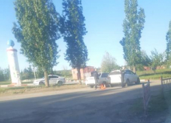 В Камышине на повороте к мойке в 5-м микрорайоне "зазевавшийся" автомобилист неудачно "догнал" легковушку впереди