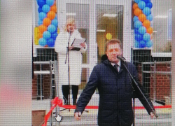 Глава Камышина Станислав Зинченко с чувством выступил у "биржи", обращаясь то ли к безработным, то ли к тем, кто должен им работу искать