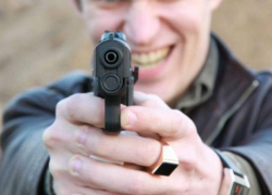 На федеральной трассе молодой пассажир отечественной легковушки выстрелил из "травмата" в грузовик "наглого" дальнобойщика