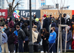 Поколение "зумеров" и "тик-токеров" вышло на тусовку, один из участников акции залез на памятник и снял штаны (ВИДЕО), - "Блокнот Краснодара"