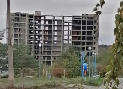 В Камышине "нехорошая" высотка на дамбе постепенно избавляется от верхних этажей